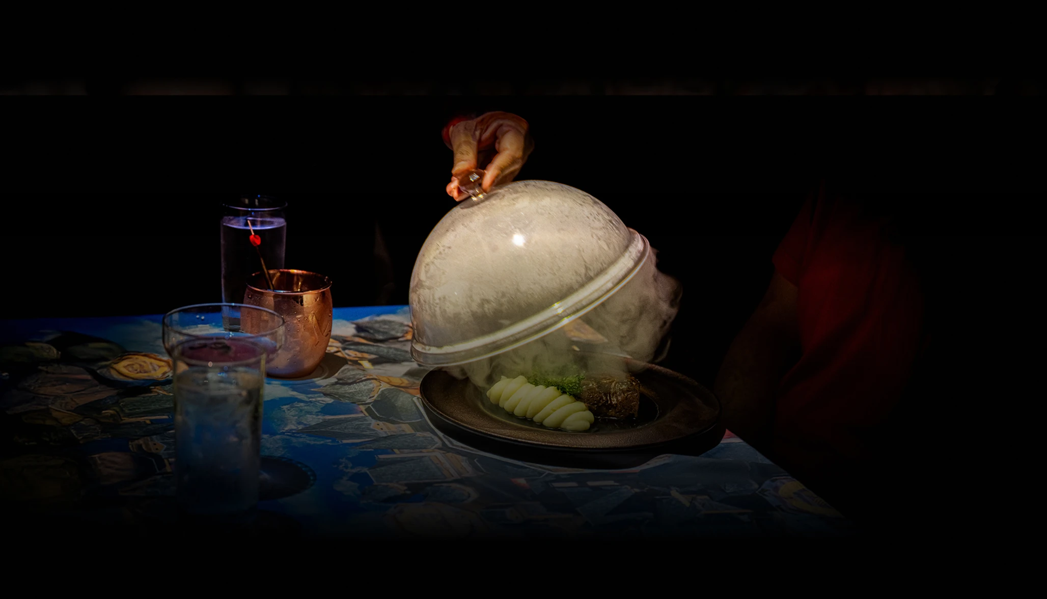 A tray with glass lid image background